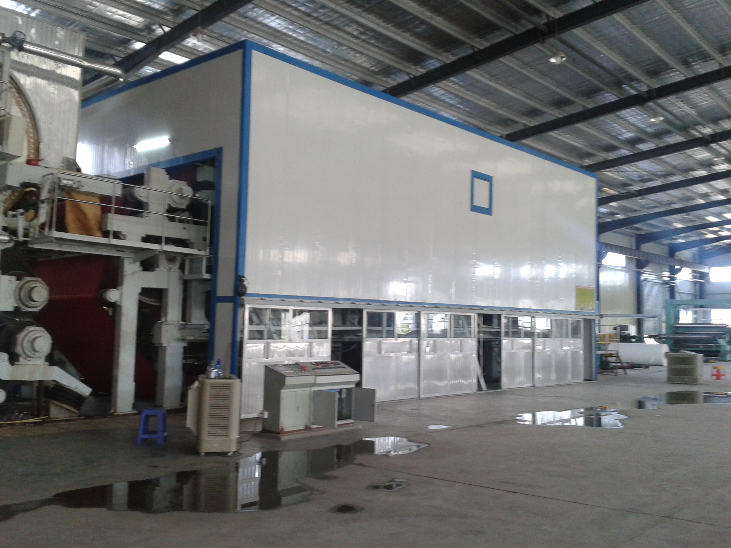 2012年7月，福建友發紙業膠帶原紙紙機順利出紙